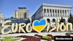 Офіційний логотип «Євробачення-2017», розташований на майдані Незалежності в Києві