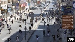 Приврзаниците на Салех фрлаат со камења по анти-владините демонстранти