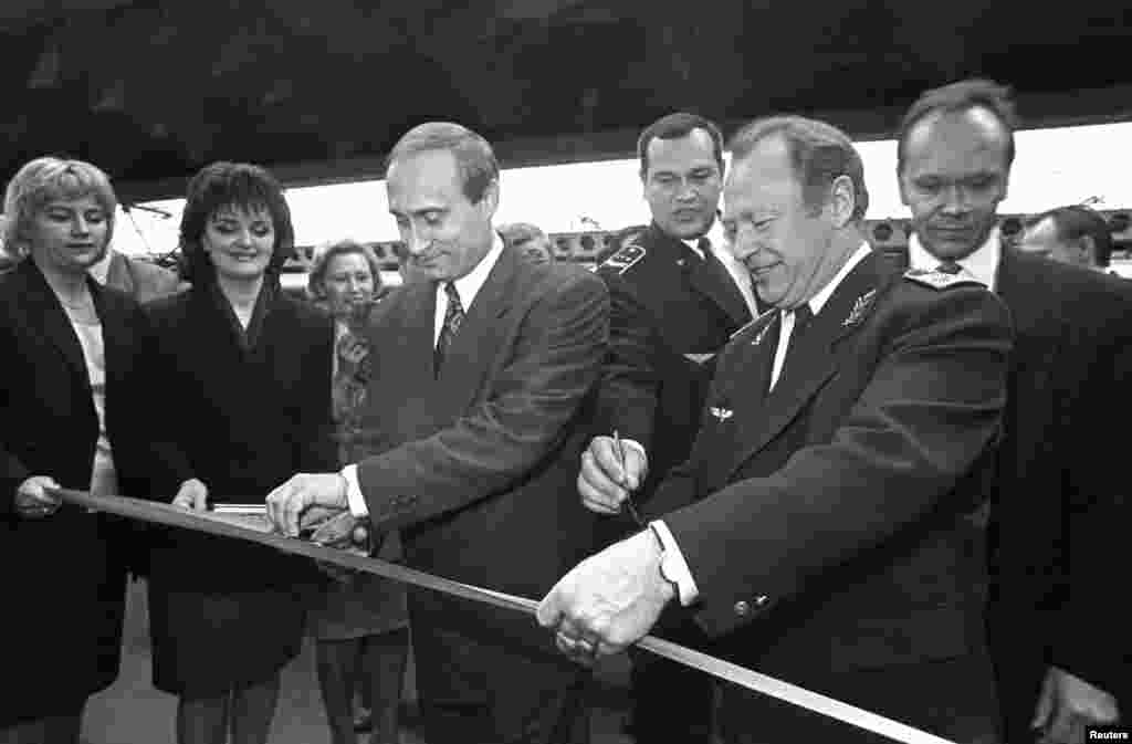 Sankt-Peterburq merinin birinci müavini olan Putin dəmir yolu vağzalında yeni satış məntəqəsinin açılışında. 1996-cı ilin mayı. 