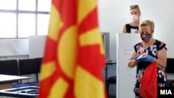 Dy gra duke votuar në zgjedhjet parlamentare maqedonase më 2020. 