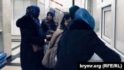 Дружини фігурантів «справи Хізб ут-Тахрір» подають скарги до канцелярії суду. Сімферополь, 8 грудня 2017 року