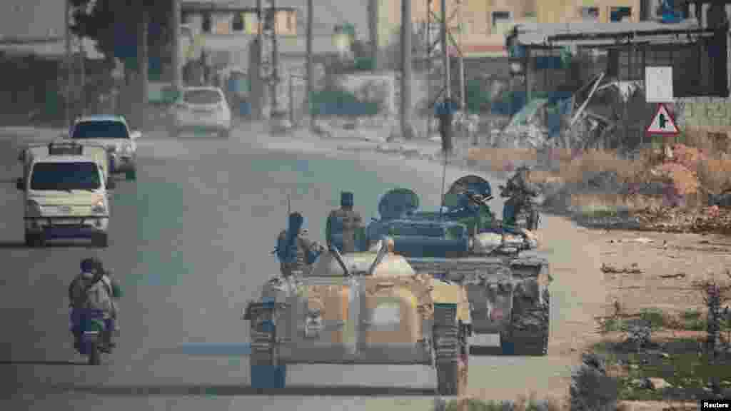 A Hajat Tahrir as-Sám iszlamista militáns csoport által vezetett lázadók a szíriai Aleppó tartománybeli al-Rasidin egyik utcáján 2024. november 29-én
