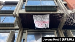 Ilustrativna fotografija. Transparent "Zatvoreni fakulteti, otvorene oči" na Filozofskom fakultetu u Novom Sadu, 8. decembra 2024.