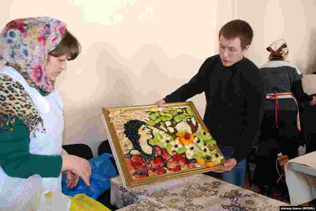 Қасиетті Құдай-Ана ғибадатханасы бұл фестивальға жеміс-жидектен өрнектеп дайындалған «Жұмақ бағы» тағамын әкеліпті.