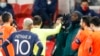 Paris St.Germain vs Istanbul Basakehir - echipa turcă (portocaliu) îndemnată de colegul lor Demba Ba să părăsească terenul, 8 decembrie 2020.