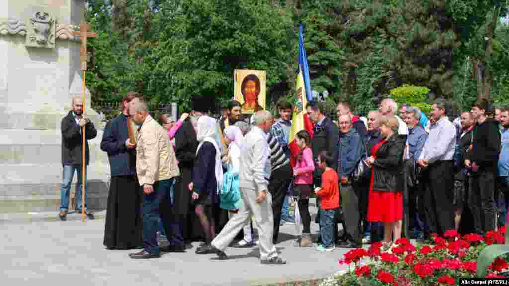 Participanții la contramanifestația pentru „familia tradițională” se adună la monumentul lui Ștefan cel Mare