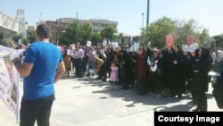 تجمع گروهی از مالباختگان کاسپین، چهارشنبه دهم خرداد، در مقابل مجلس شورای اسلامی

