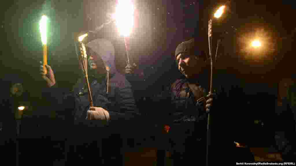 Весь час активісти не випускали з рук смолоскипи, палили «фаєри» та скандували різні гасла