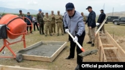 Президент Садыр Жапаров закладывает капсулу под строительство военного городка. 6 мая 2021 года.