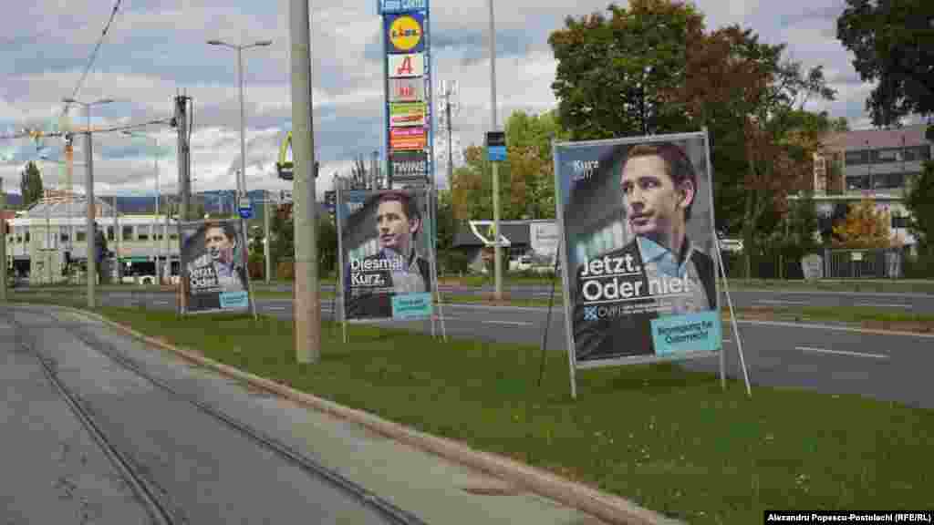 Panouri electorale cu imaginea lui Sebastian Kurz, liderul Partidului Popular Austriac (ÖVP), actualmente, ministrul de Externe al Austriei. „Acum sau niciodată!”, „De data aceasta, Kurz.” 