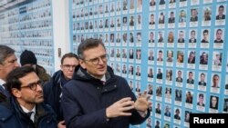 Ministri i Jashtëm i Francës, Stephane Sejourne, djathtas, dhe homologu i tij ukrainas, e vizitojnë Murin Përkujtimor të të Rënëve në mbrojtje të Ukrainës, midis sulmeve ruse në Ukrainë, Kiev 13 janar 2024.
