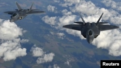 Două avioane militare americane F-22 Raptor plecate de la Baza aeriană Kogălniceanu, aprilie 2016