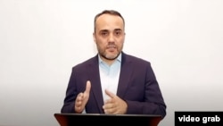 Иззат Амон дар як навори видеоӣ мегӯяд, ӯро барои фаъолиятҳояш таъқиб мекунанд.