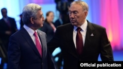 Հայաստանի նախագահ Սերժ Սարգսյանը զրուցում է Ղազախստանի նախագահ Նուրսուլթան Նազարբաևի հետ, Աստանա, 29-ը մայիսի, 2014