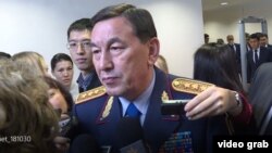 Ішкі істер министрі Қалмұханбет Қасымов журналистер сауалдарына жауап беріп тұр. Астана, 30 қазан 2018 жыл.