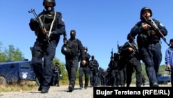Njësitë speciale të Policisë së Kosovës duke u kujdesuar për sigurinë, pas bllokimit të rrugës që çon në pikën kufitare në Jarinjë. Shtator 2021.
