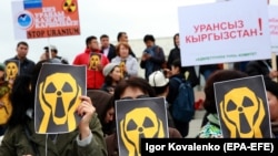 Акция протеста в Бишкеке против добычи урана в окрестностях озера Иссык-Куль, 26 апреля 2019 года.