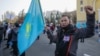 Мужчина с флагом Казахстана на митинге Алматы. 31 октября 2020 года.