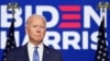 Președintele ales al Statelor Unite, Joe Biden, salutând mulțimea ce serba în preajma reședinței familiei sale din Wilmington, Delaware.