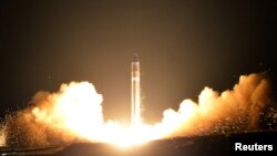Түндүк Корея континент аралык баллистикалык ракетасын сынаган учур. 29-ноябрь, 2017-жыл. Архивдик сүрөт.