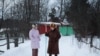 Марина Салье (справа) украшала свой дом в деревне российским флагом