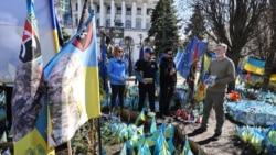 <p>Американский бизнесмен и волонтер Билл Коул держит портрет Иэна Фрэнка Торторичи во время акции памяти шести павших американских бойцов на Майдане Независимости в Киеве 14 марта.