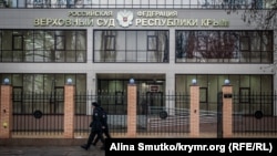 «Зараз суд закінчився, пішов до нарадчої кімнати до 16:45. Тоді буде оголошене рішення щодо скарги»