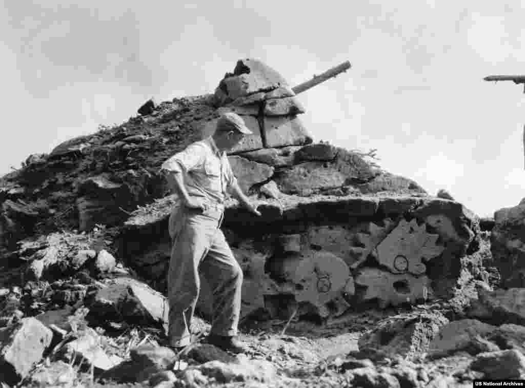 Муляж танка, сделанный из вулканического камня, на острове Иво-Джима, 1945 год. Война уже почти заканчивается. 