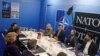 Scretarul de Stat american Antony Blinken discută cu ministrul ucrainean de externe Dmitro Kuleba la reuniunea miniștrilor de externe NATO, București, 30 noiembrie 2022.