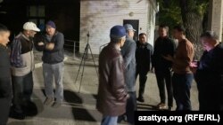 Aktiwistler 29-njy sentýabrda saklanandan soň, olaryň goldawçylary Almatynyň polisiýa edarasynyň daşynda jemlendiler. 