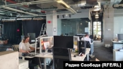 
Служители в московското бюро на Радио Свободна Европа