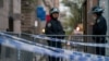 Pe măsură ce se apropie sezonul de absolvire, universitățile americane tolerează tot mai puțin prezența protestatarilor, făcând apel la forțele de ordine.