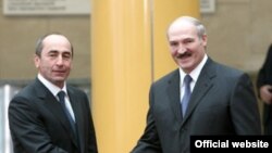 Быший президент Армении Роберт Кочарян (слева) и президент Беларуси Александр Лукашенко (архив)