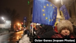 Protestatară la București în seara în care România a preluat președinția rotativă a Consiliului UE. 10 ianuarie 2019