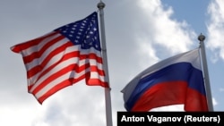 Flamuri amerikan dhe ai rus. Fotografi ilustruese nga arkivi.