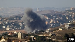 Fumul se ridică după un atac aeriean israelian care a vizat satul Kfar Tibnit, din sudul Libanului, pe 11 octombrie 2024.