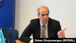 Еуроодақтың Орталық Азия бойынша арнайы өкілі Петер Буриан Нұр-Сұлтанда журналистермен кездесуде отыр. 8 маусым 2021 жыл.