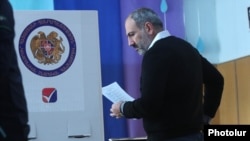 Премьер-министр Никол Пашинян перед отъездом в Нью-Йорк проголосовал на муниципальных выборах в Ереване, 23 сентября 2018 г.