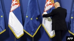 Zastave Srbije i Evropske unije - ilustracija