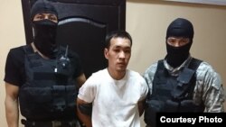 Денис Теннің өліміне күдікті Арман Құдайбергенов (ортада).