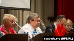 Зьезд партыі "Справядлівы сьвет", у цэнтры - Сяргей Калякін, Менск