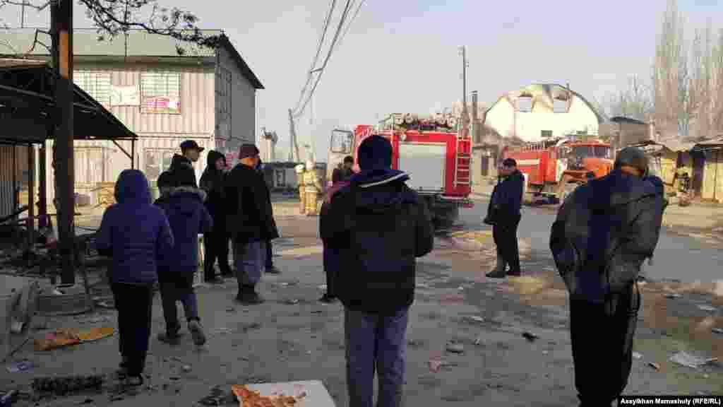 В Сети распространились видео, на которых десятки молодых людей, вооруженных палками и камнями, атакуют село. Проверить, на самом ли деле эти видео сделаны в Кордайском районе, не представляется возможным. 
