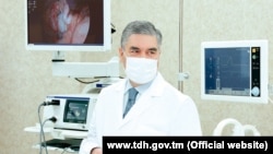 Türkmenistanyň prezidenti Gurbanguly Berdimuhamedow Ahal welaýatynyň Gökdepe etrabynyň Yzgant obasynda täze klinikanyň açylyş dabarasynda, 2020-nji ýylyň 13-nji noýabry