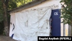 Бірінші президент Нұрсұлтан Назарбаевқа арналған мурал "Джокерге ұқсас" боялғаннан кейін палаткамен жабылды. Алматы, 8 шілде 2021 жыл.