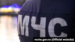 За даними російського МНС, ускладнювало гасіння те, що найближчі до складу джерела води – за кілометр-півтора