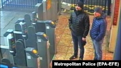 За версією британського слідства, офіцери російської розвідки, відомі під прізвищами «Петров» і «Боширов», причетні до отруєння Сергія Скрипаля і його доньки