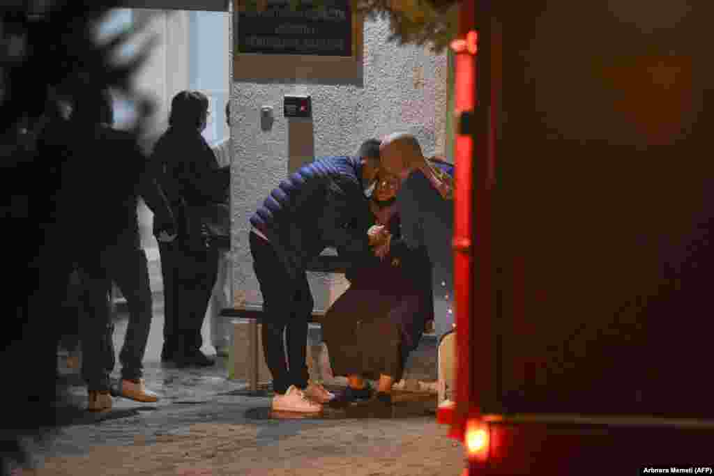 Ljudi se okupljaju ispred COVID bolnice nakon što je izbio požar u Tetovu, 8. septembra 2021. 