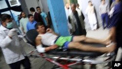 یکی از مجروحان حملات روزچهارشنبه در حال انتقال به بیمارستان.