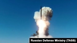 O rachetă de croazieră Kalibr este lansată de pe fregata rusă Mareșal Shaposhnikov din Flota Pacificului în timpul unui test la Marea Japoniei, 6 aprilie 2021.