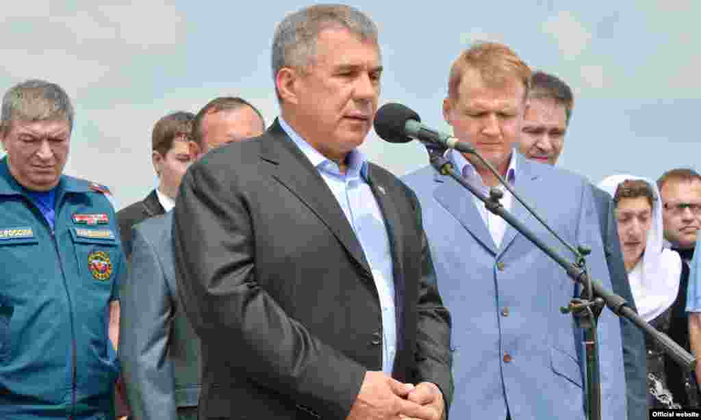 "Без монда 122 кешене - балаларны һәм олыларны югалттык. Бу зур югалту..." диде Миңнеханов.